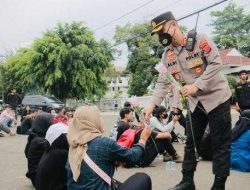 Kawal Unjuk Rasa dengan Humanis, Kapolres Karawang Dapat Pujian dari Warganet