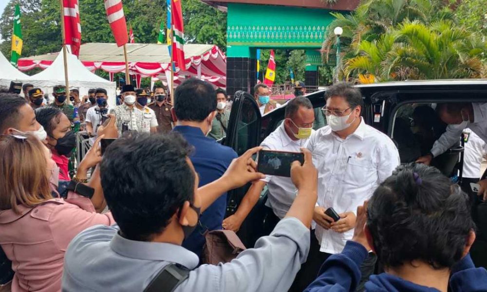 Menko Perekonomian Tinjau dan Berikan Bantuan BTPKLW NTB