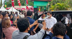 Menko Perekonomian Tinjau dan Berikan Bantuan BTPKLW NTB