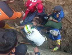 Jasad 2 Pekerja Drainese yang Ketiban Tembok Bangunan Dievakuasi