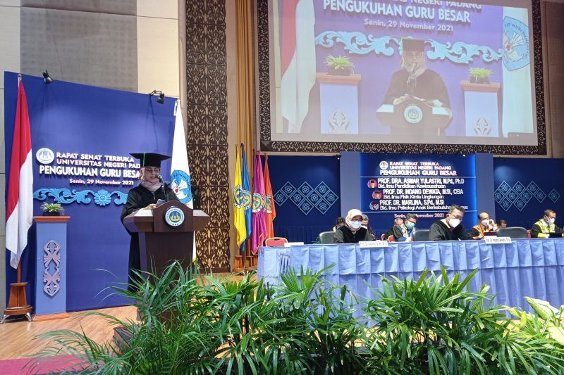 Sebanyak 11 Guru Besar UNP Dikukuhkan