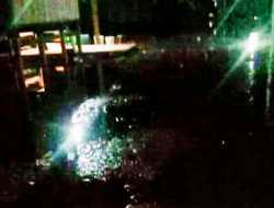 Banjir Rob di Mamuju Rusak Dagangan Masyarakat