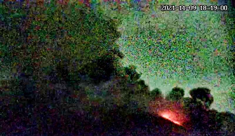 Merapi Luncurkan Awan Panas Sejauh 2 KM ke Arah Barat Daya