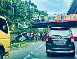 Sebuah Mobil Kecelakan Tunggal di Tol Japek, 9 Penumpang Dievakuasi dan Dilarikan ke RS