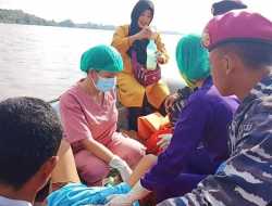 Seorang Ibu di Kalbar Lahirkan Anak Pertamanya di Perahu Karet TNI AL