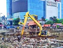 Sebanyak 1.000 Personil UPK Dikerahkan Bersihkan Tumpukan Sampah di Kali Jakbar