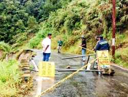 Material Longsor di Kabupaten Samosir Tutup Badan Jalan, Kendaraan Belum Bisa Lewat