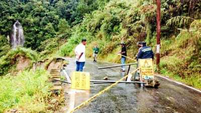 Material Longsor di Kabupaten Samosir Tutup Badan Jalan, Kendaraan Belum Bisa Lewat
