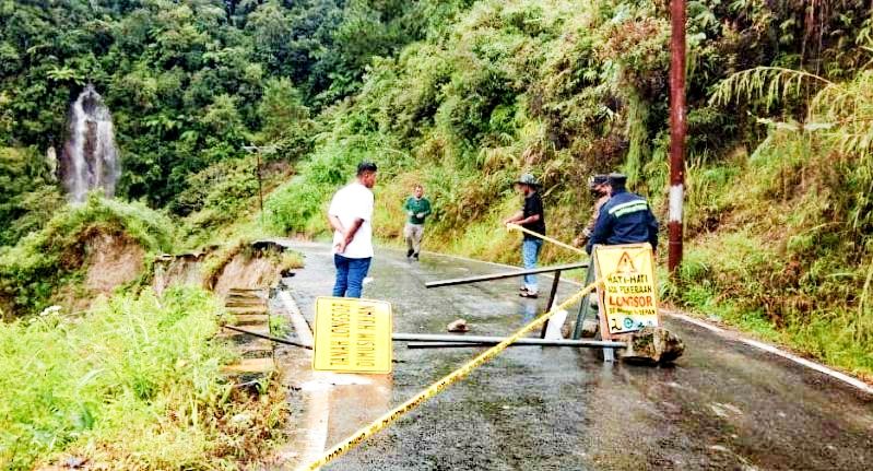 Material Longsor di Kabupaten Samosir Tutup Badan Jalan, Kendaraan Belum Bisa Lewat