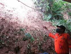 Batu Besar Tutup Akses Jalan Poros Camba Maros