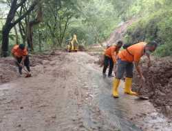 Puluhan Wisatawan Terjebak Longsor di Tulungagung