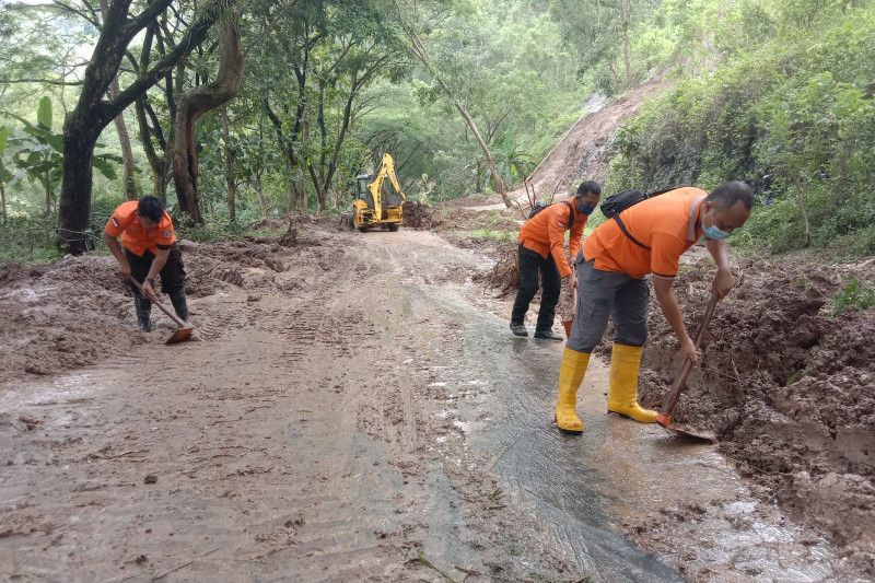 Puluhan Wisatawan Terjebak Longsor di Tulungagung