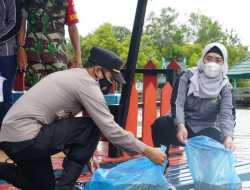 Bantu Pulihkan Ekonomi, Puluhan Ribu Bibit Ikan Disebar di Desa Hiyung Kalsel