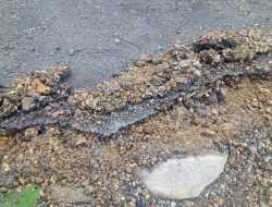 Proyek Jalan Miliaran di Manggarai Timur, NTT Dikerjakan Asal Jadi, Aspal Bisa Dicongkel Pakai Tangan