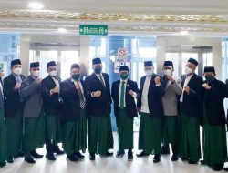 Rayakan Hari Santri, Fraksi PKB Hadiri Paripurna DPR dengan Kain Sarung