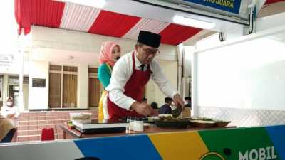 Peringati Hari Ibu, Ridwan Kamil Masak Jengkol
