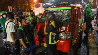 Petugas Gabungan Tertibkan Angkutan Umum yang Biasa Ngetem di Pasar Rebo