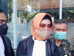 Bengini Penjelasan Pengacara soal Nia Ramadhani Telat ke Sidang Perdana