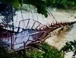 Jembatan Penghubung Dua Kecamatan di Cianjur Mulai Diperbaiki Usai Putus Diterjang Banjir