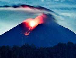 Semeru Kembali Kelurkan Lava Pijar
