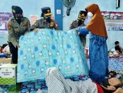 Polwan Salurkan Bansos dan Beri Trauma Healing untuk Korban Erupsi Semeru