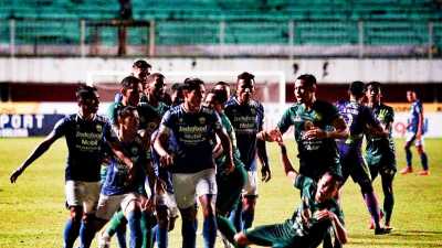 Tampa Perlawanan, Persib Ditumbangkan Persebaya 3-0