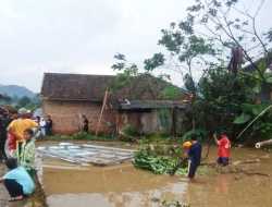 Belasan Rumah di Tegal Tengah Sukabumi Rusak Diterjang Puting Beliung