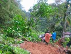 Jalan Penghubung Cianjur-Bandung Terputus karena Longsor