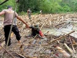 Aksi Para Petugas Bersihkan Tumpukan Sampah di Sungai Akibat Banjir