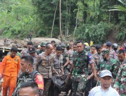 Danrem 162/WB Pimpin Proses Evakuasi Korban Meninggal Banjir Bandang Di Lobar