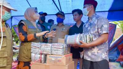 Wakil Gubernur NTB, Kunjungi Korban Banjir, Longsor Serahkan Bantuan