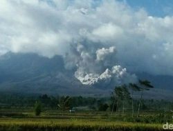 Gunung Semeru Erupsi Beberapi Kali dalam Seheri