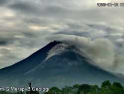 Gunung Merapi Luncurkan Guguran Awan Panas