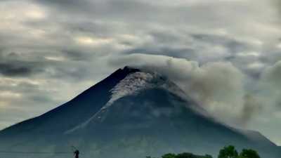 Gunung Merapi Luncurkan Guguran Awan Panas