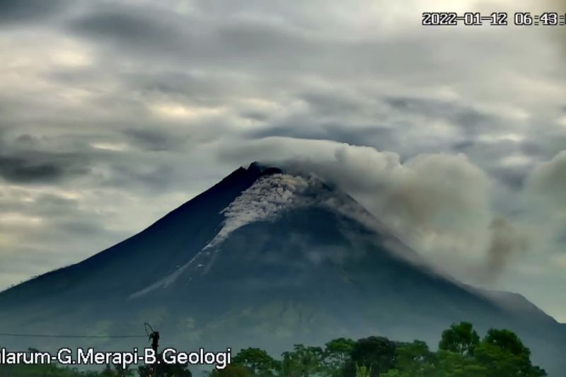 Gunung Merapi Luncurkan Guguran Awan Panas
