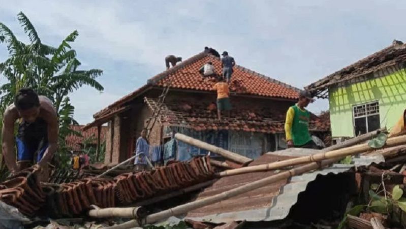 Sebanyak 100 Rumah di Karawang Rusak Parah Diterjang Puting Beliung