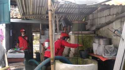 PMI Jember Normalisasi Sumur yang Tercemar Akibat Banjir