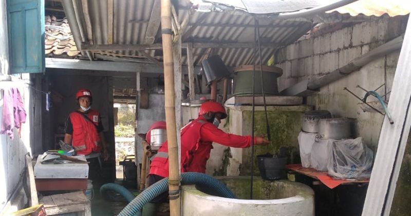 PMI Jember Normalisasi Sumur yang Tercemar Akibat Banjir