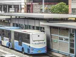 Sopir Bus TransJakarta Selamatkan Wanita yang Ingin Bunuh Diri, Aksinya Viral