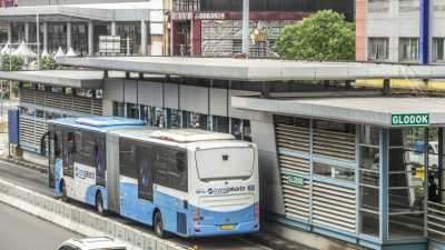Sopir Bus TransJakarta Selamatkan Wanita yang Ingin Bunuh Diri, Aksinya Viral