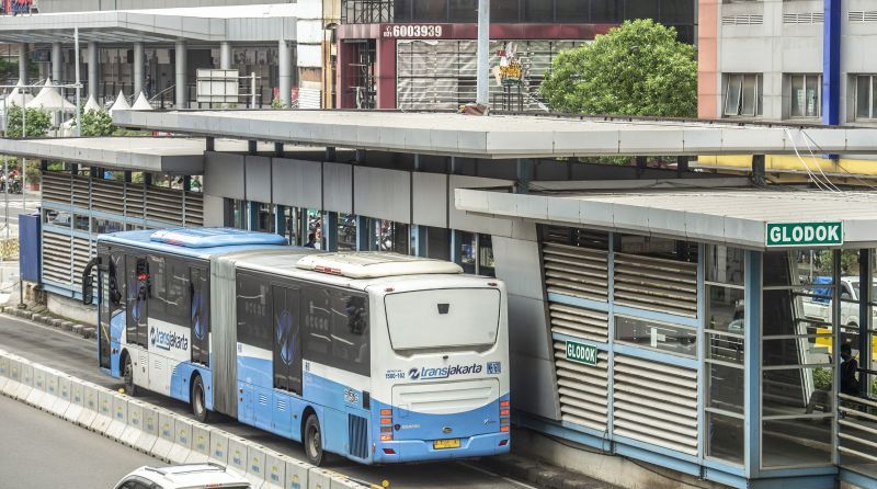 Sopir Bus TransJakarta Selamatkan Wanita yang Ingin Bunuh Diri, Aksinya Viral