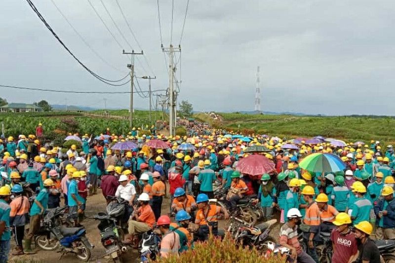 Ribuan Karyawan PT KSI di Solok Mogok Kerja