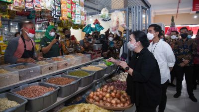 Resmikan Pasar Legi, Puan Cek Harga Minyak Goreng Bareng Gibran