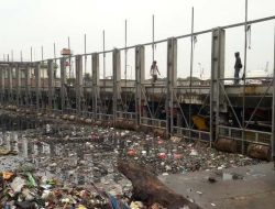Wagub Riza: Volume Sampah yang Diangkut dari Sungai Jakarta Selama 3 Bulan Lebihi Luas Kawasan Monas