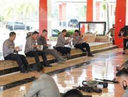 Semangati Prajurit, Kapolda Kepri Ikut Makan Nasi Bungkus