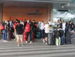 Kru dan Pebalap Ajang MotoGP Mandalika Mulai Berdatangan di Bandara Lombok