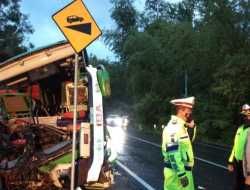 Bus yang Kecelakaan di Bukit Bego Tambrak Tebing
