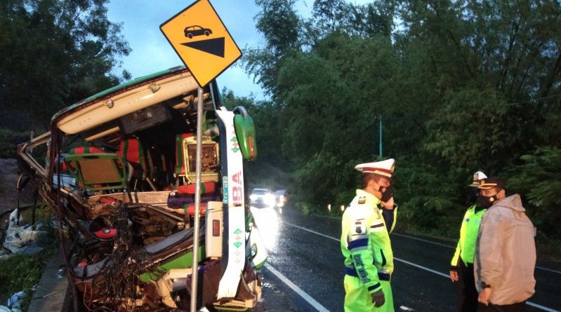 Bus yang Kecelakaan di Bukit Bego Tambrak Tebing