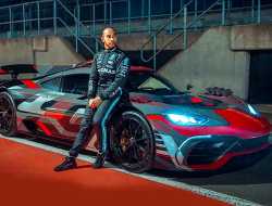 Lama Menghilang, Lewis Hamilton Tiba Tiba Muncul Dengan Mengatakan “Kini Saya Kembali”