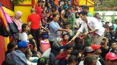Sambut Imlek dengan Berbagi, Kapolda Kalbar Apresiasi Pengurus Kelenteng